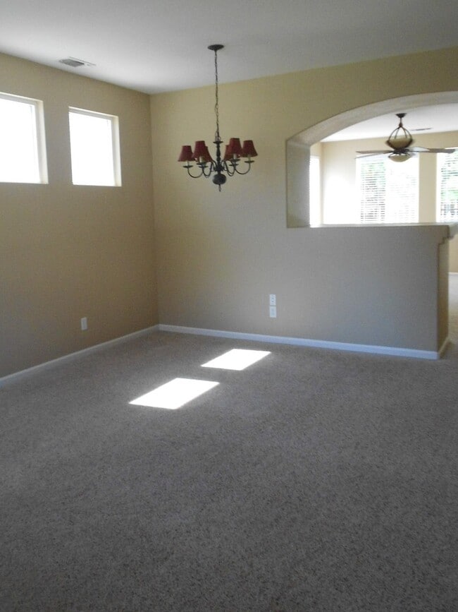 Building Photo - 4 bedroom 2 bath home located in Yuba City