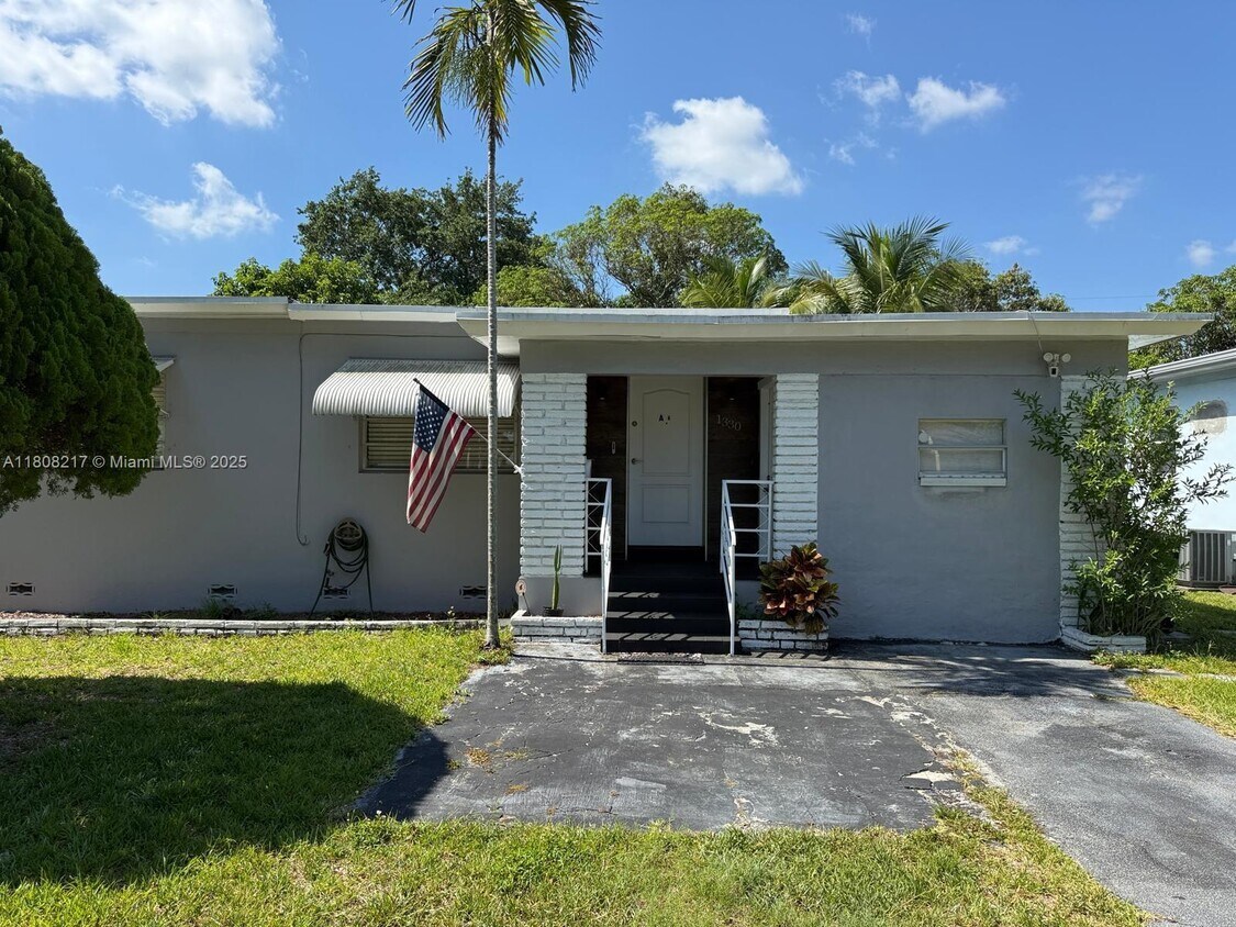Primary Photo - 1330 NE 133rd St