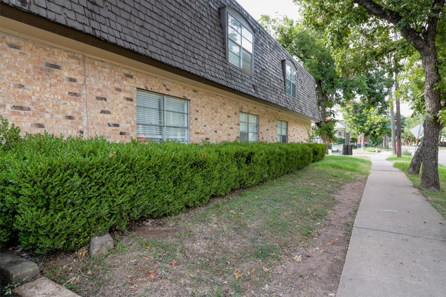 Building Photo - 916 W 23rd St