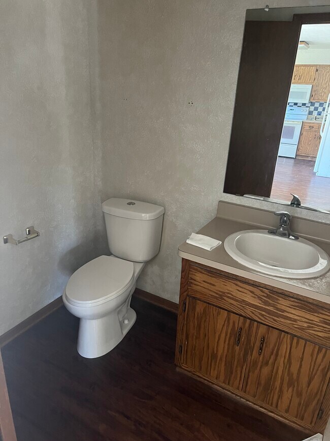 1/2 baño - N110W15918 Potters Ct