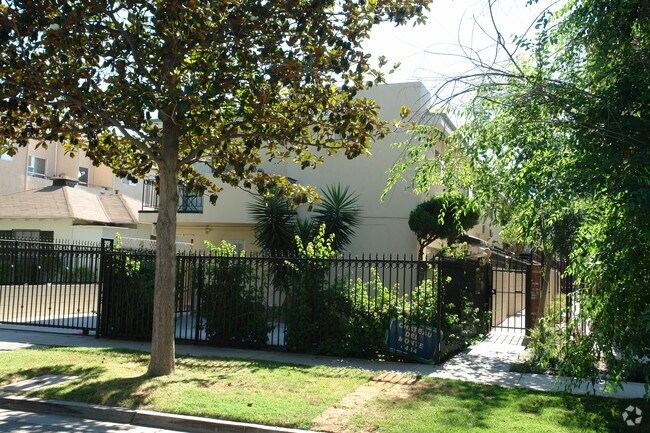 Building Photo - 4444 Vista Del Monte Ave