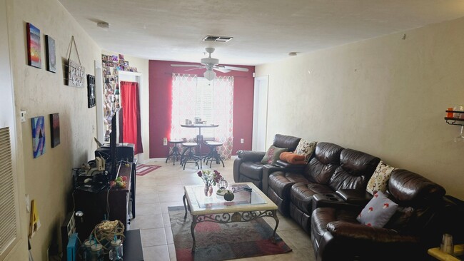 Foto del edificio - 4BR/4BA condo very close to the University...