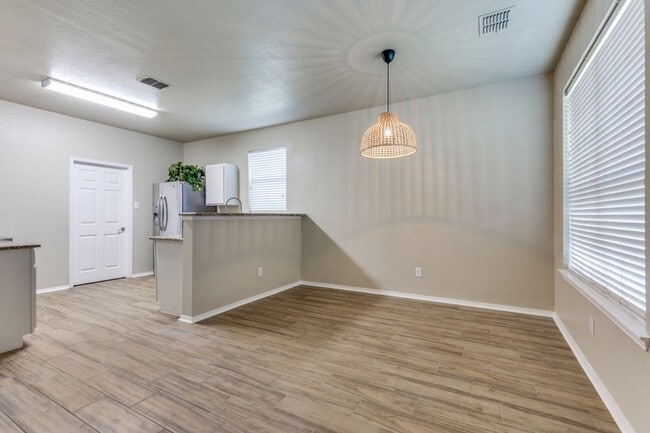 Building Photo - Hard to find 4 bedroom in Master Planned C...