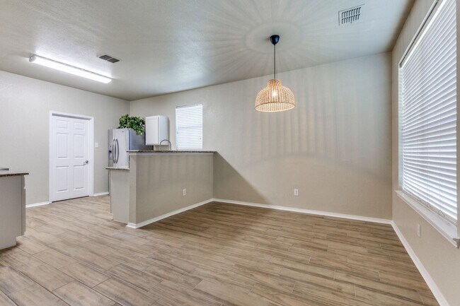 Foto del edificio - Hard to find 4 bedroom in Master Planned C...