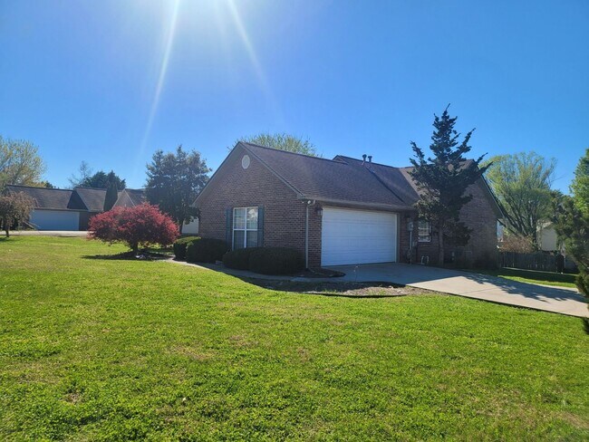 Building Photo - Knoxville 37922 - 3 bedroom, 2 bath home -...