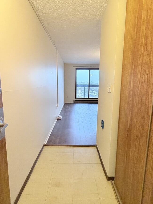 Building Photo - 1653 Ouellette Ave