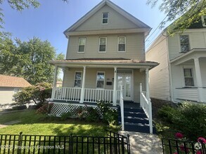 Building Photo - 821 Maple St