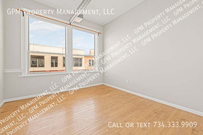 Foto del edificio - 412 Grand River Ave