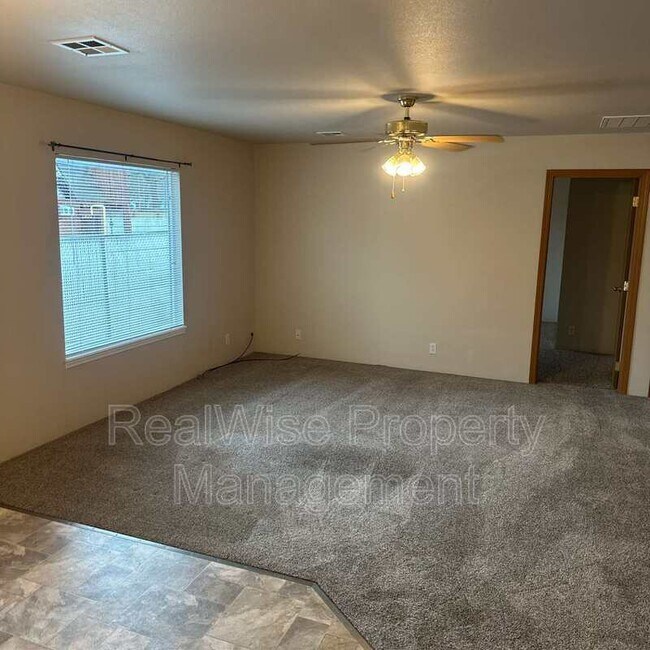 Foto del edificio - 228 SW Westholm Ave