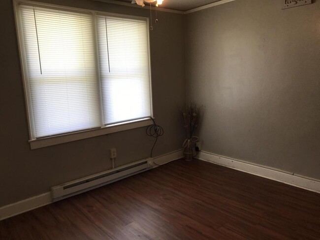 Building Photo - 620.5 Locust Ave Apt A
