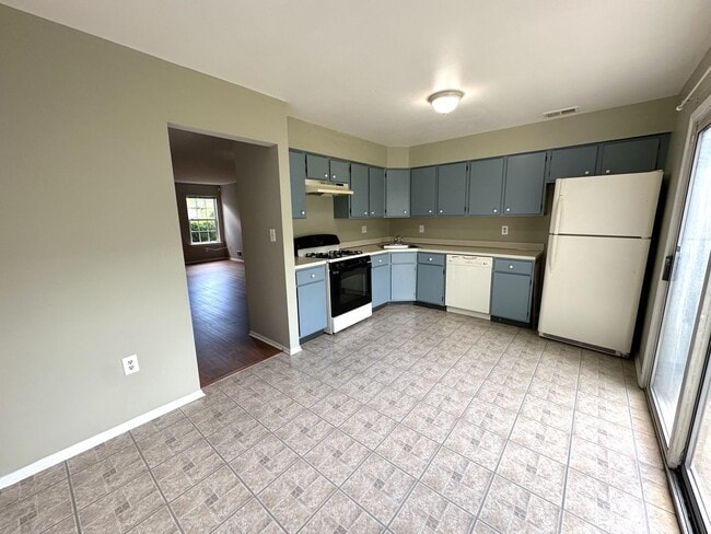 Building Photo - 2 bedroom, 2.5 bathroom
