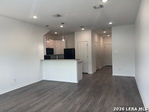 Foto del edificio - 6942 Crestway Rd