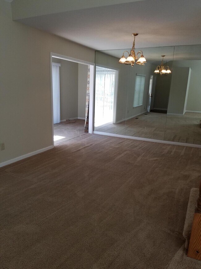 Building Photo - 12 Pinehurst Manor