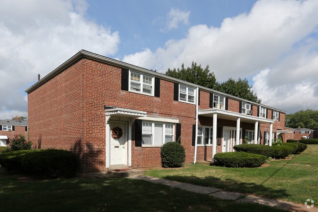 Building Photo - Evergreen Town House Apartments