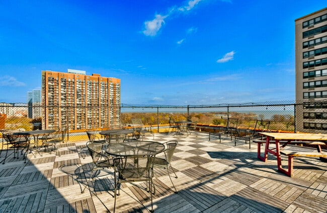 Building Photo - 700 W Bittersweet Pl