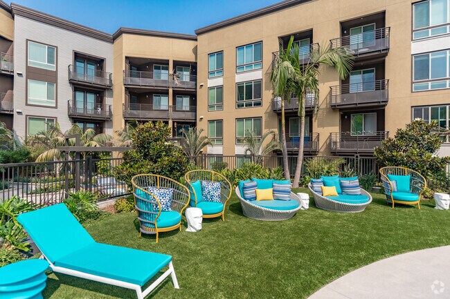 Área de descanso en la piscina - Purl Apartments