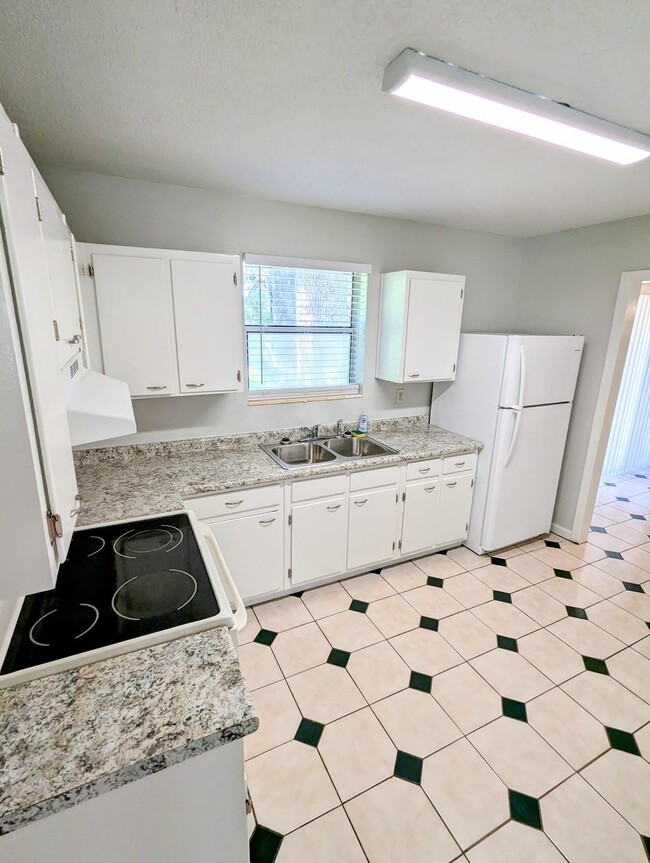 Building Photo - 2301 Belle Vue Way