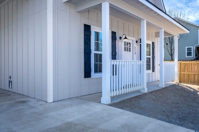 Foto del edificio - 213 Lomond Ave