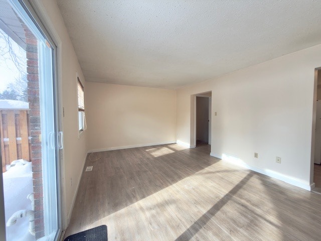 Building Photo - Cute 3 Bdrm Townhome with Finished Bsmt * Fenced Yard * AVAIL Now!