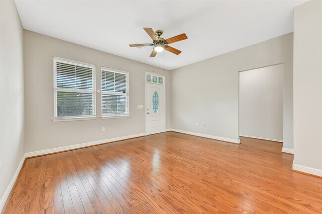 Foto del edificio - 4418 N Live Oaks Cir