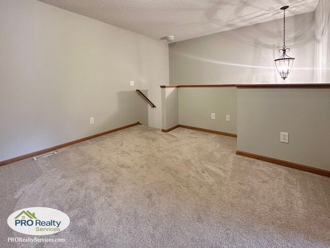Building Photo - 2 Bedroom Updated Townhome