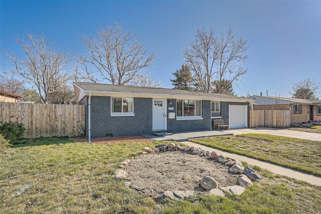 Building Photo - Modern Elegance in West Arvada - Your Drea...