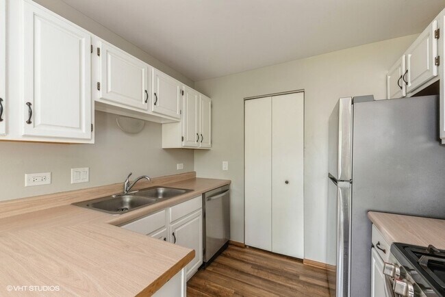 Foto del edificio - 302 Newport Ln