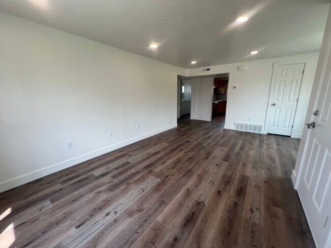 Building Photo - 345 E 400 N