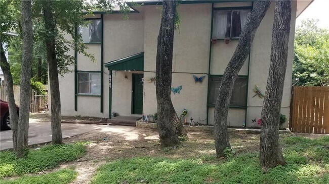 Foto del edificio - 6207 Adalee Ave