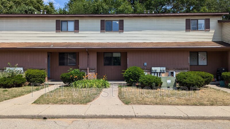 Primary Photo - 6066 In the Pines Dr SE