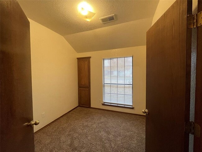 Building Photo - 621 Gyrfalcon Dr