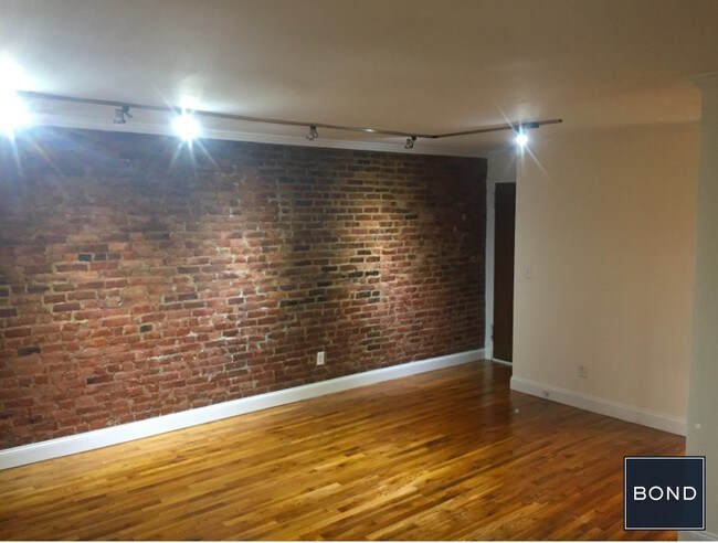 Building Photo - 57 E 77th St