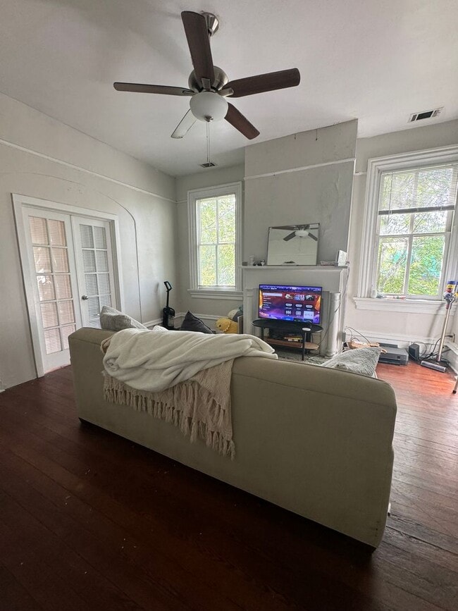Building Photo - Large Three Bedroom Apartment - Downtown