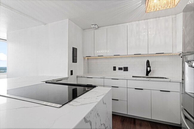 Foto del edificio - Beautifully Renovated 2 bedroom Penthouse with a Roof-Top Loft and Lanai!