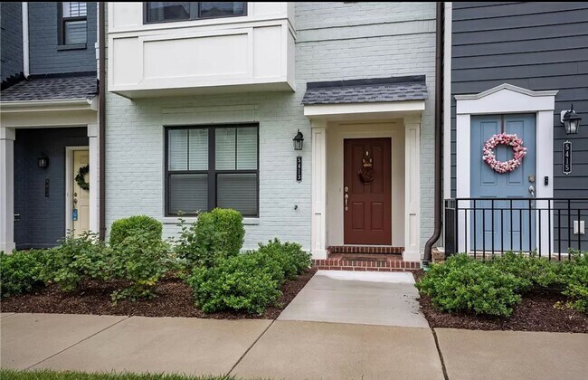 Building Photo - 3 Bedroom Townhouse with 2 Car Garage