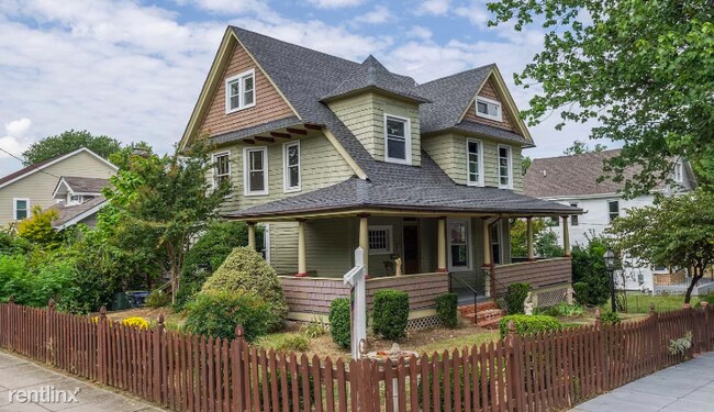 Building Photo - 3 br, 3 bath House - 3300 17th St NE