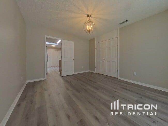 Building Photo - 593 Remington Oak Dr