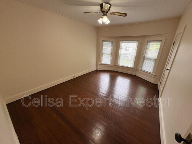 Foto del edificio - 3221 S Harrison St