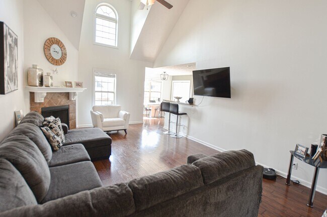 Building Photo - Pet Friendly Three Bedroom!
