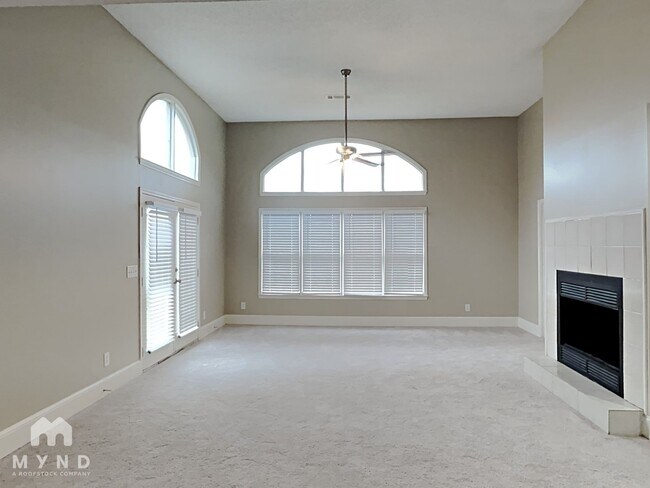 Building Photo - 4015 Golfview Dr