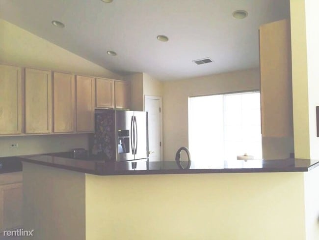 Building Photo - 3 br, 2 bath Townhome - 2451 Madiera Lane