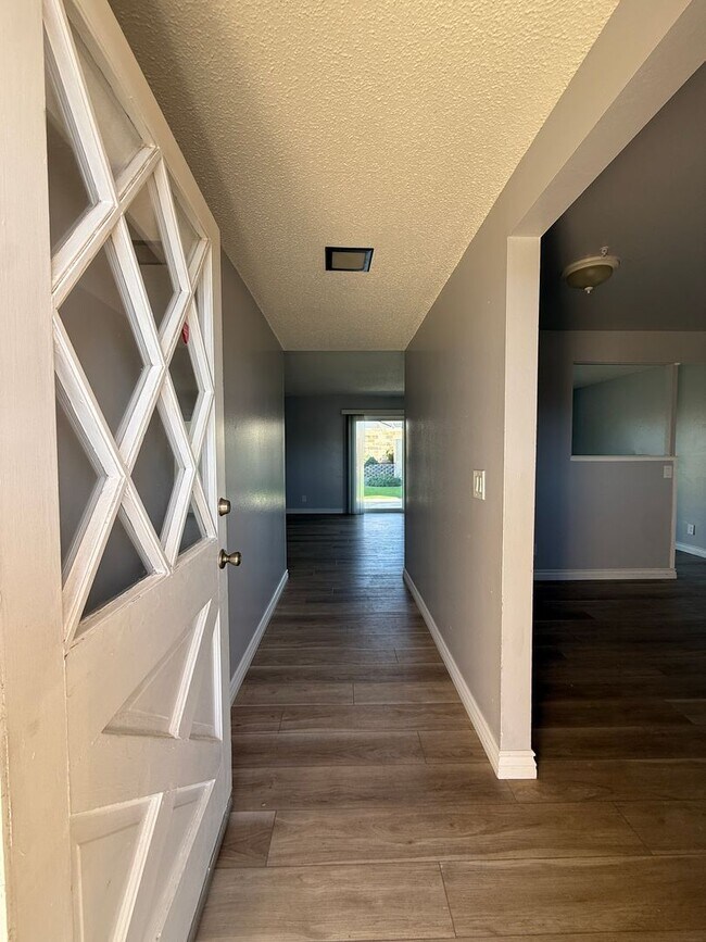 Building Photo - M12150