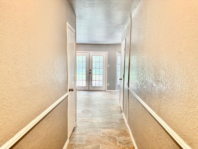 Building Photo - Updated Home in Downtown Granbury
