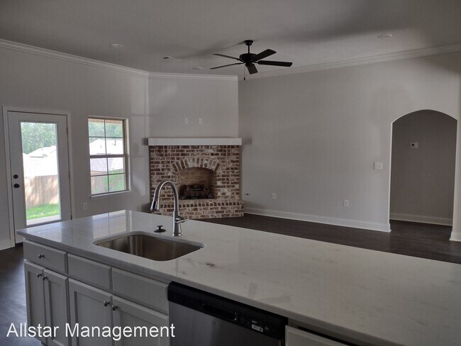 Building Photo - 3 br, 2 bath House - 464 Silver Hill Drive