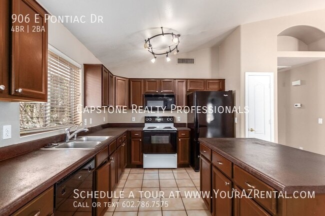 Building Photo - Beautiful 4 bedroom 2 bathroom home right ...