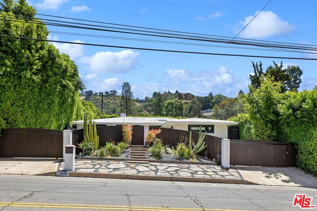 Building Photo - 1850 Coldwater Canyon Dr