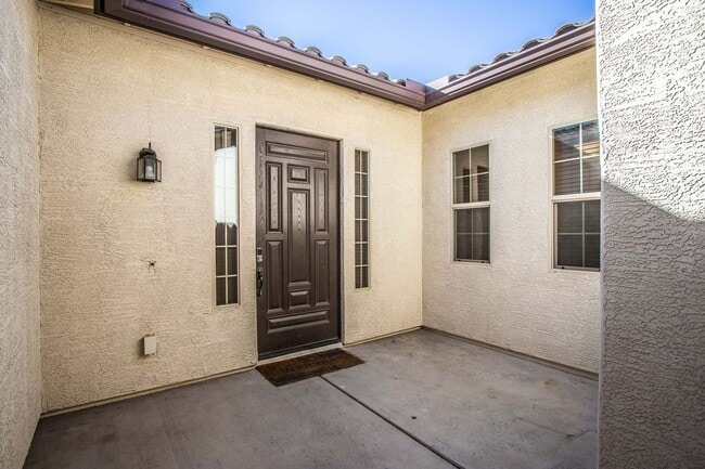 Building Photo - Introducing a stunning 4 bedroom, 3.5 bath...