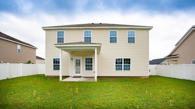 Building Photo - 5 Bedroom, 2.5 Bathroom - White Oak Subdiv...