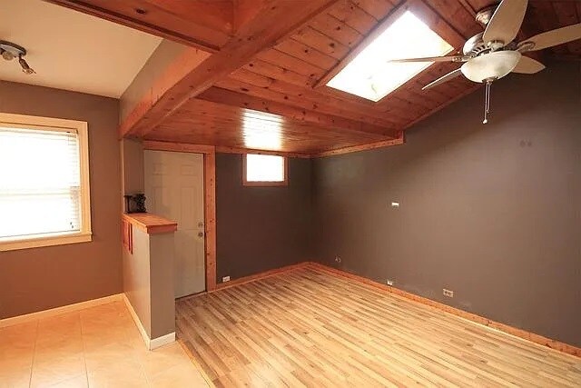 Vestíbulo/Sala de recepción. Puerta trasera que da al patio y al garaje. - 587 Princeton St