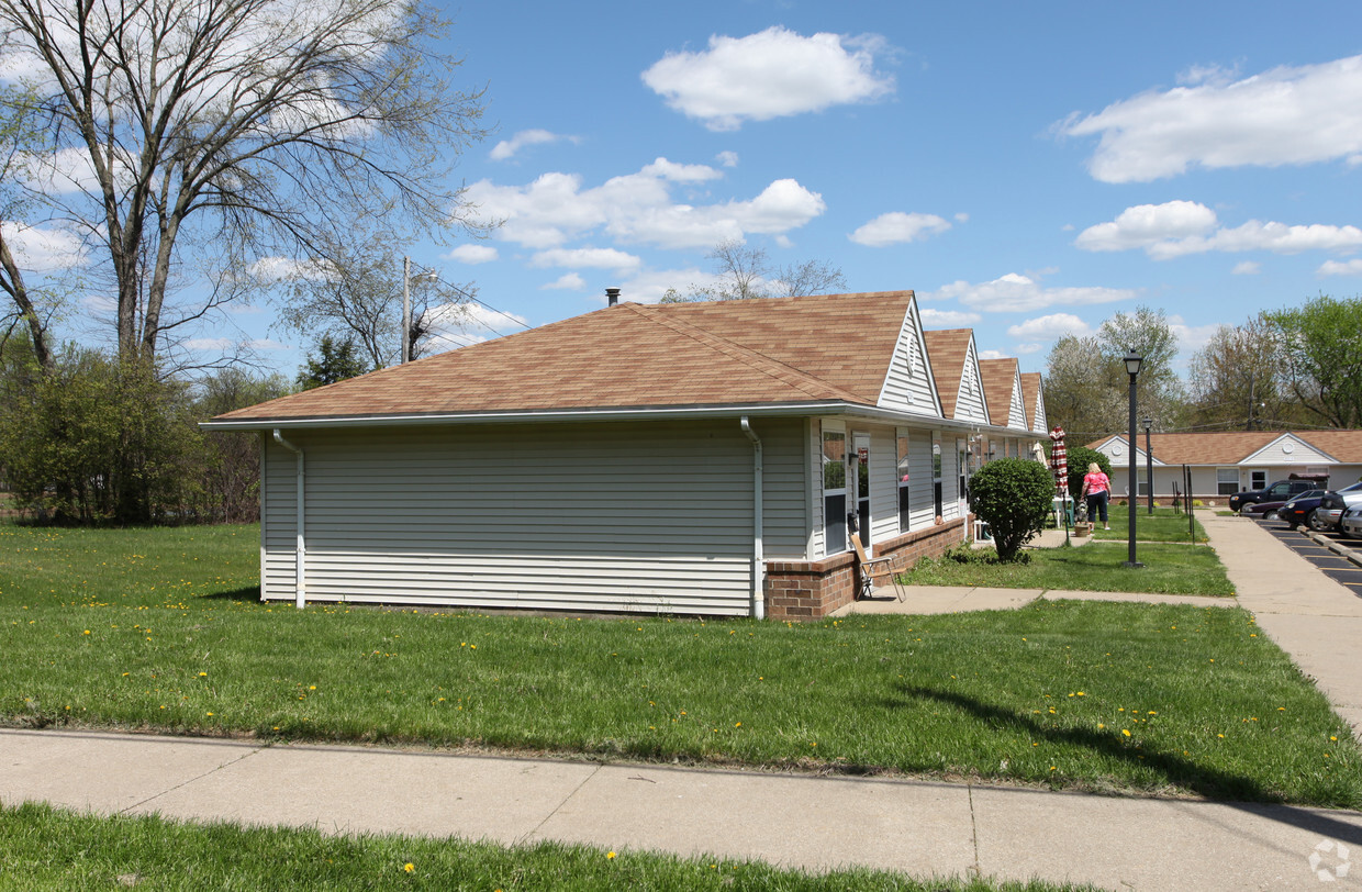 Building Photo - Cedar Oaks